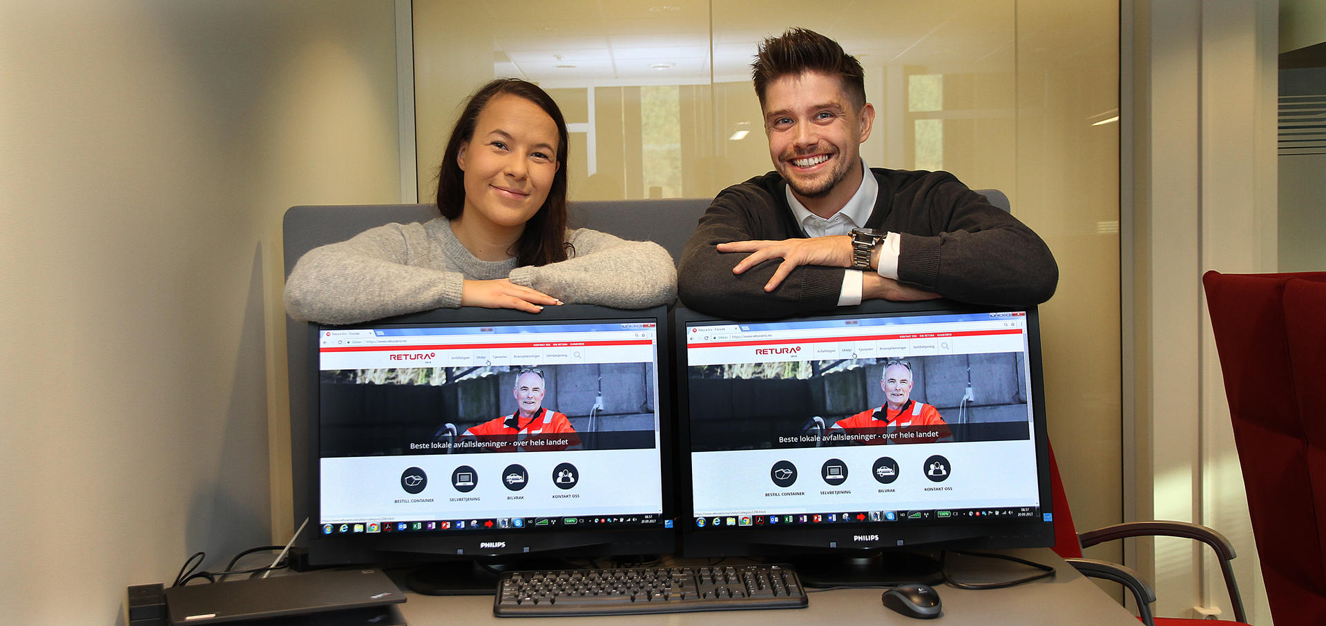 To ansatte i Retura Iris presenterer den nye hjemmesiden.
