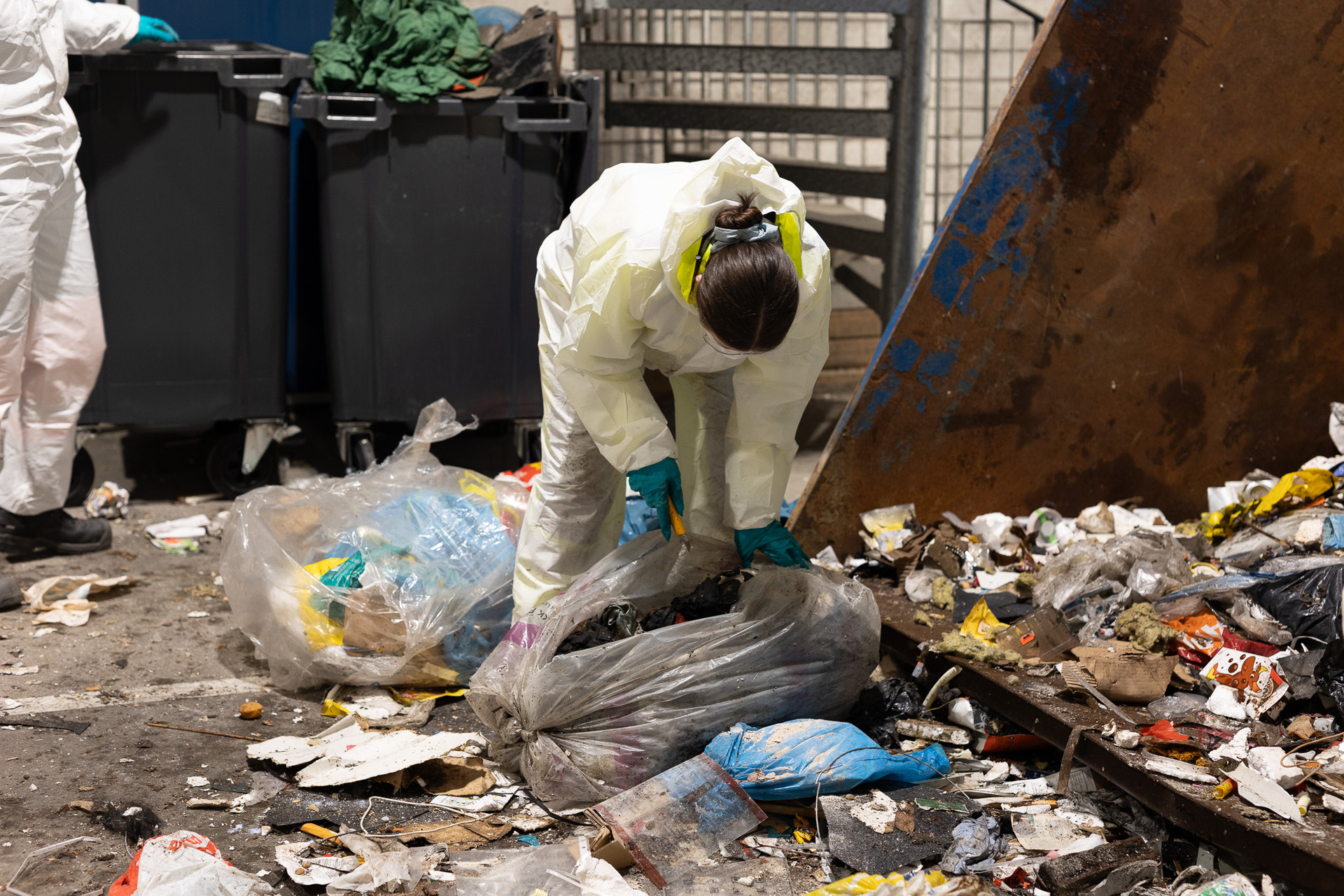 Ansatt i IRIS sorterer avfallet i analysen